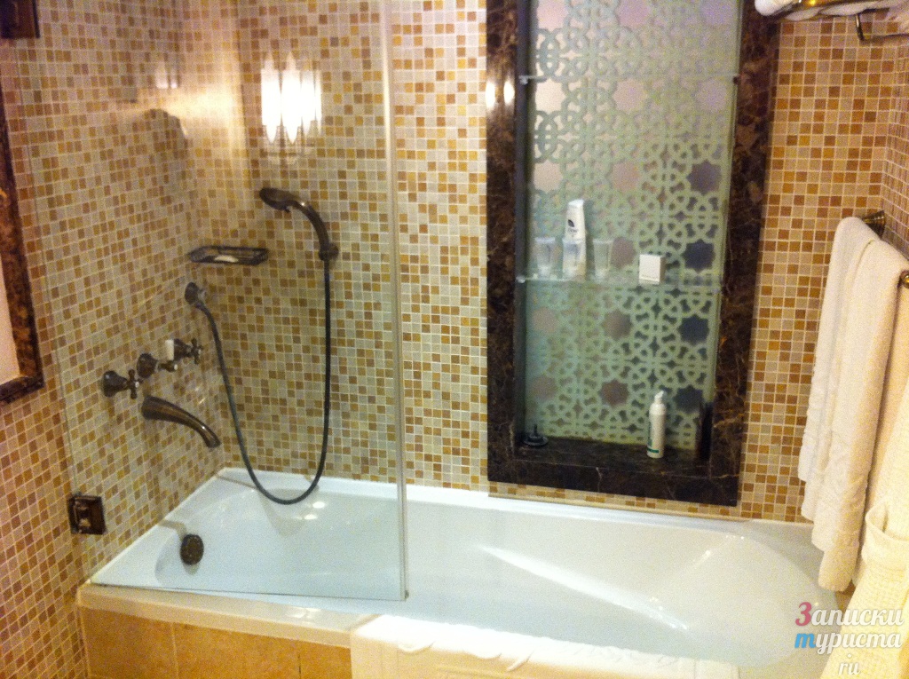 Ванная комната и туалет в отеле Ajman Kempinski Hotel